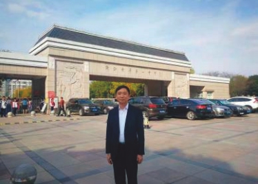 侨星教育执行校长刘兴元受邀在国内大中专院校就英语限定及百限定性动词形式表征教学法做示范讲学